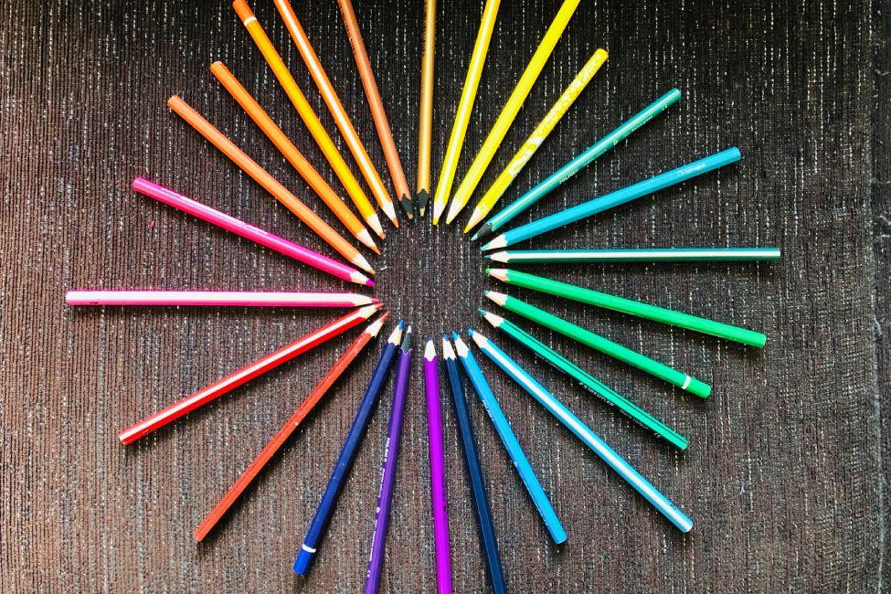 Lápices de colores formando un círculo
