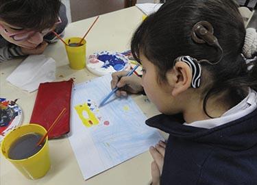 Niños pintando con acuarelas
