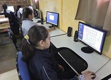 Niños realizando tareas informáticas
