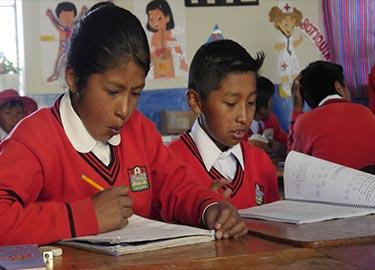 Niños realizando deberes en una escuela