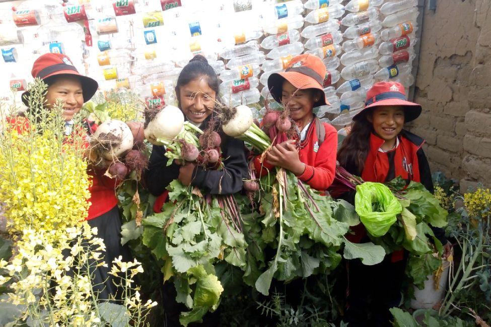 Mujeres mostrando cultivos