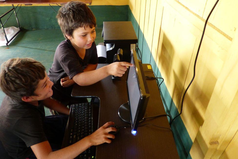 Niños utilizando un ordenador