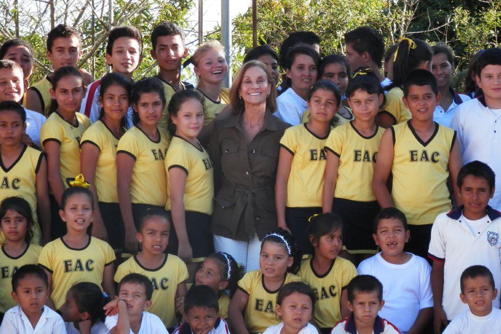 Grupo de niños con la Presidenta de la Fundación