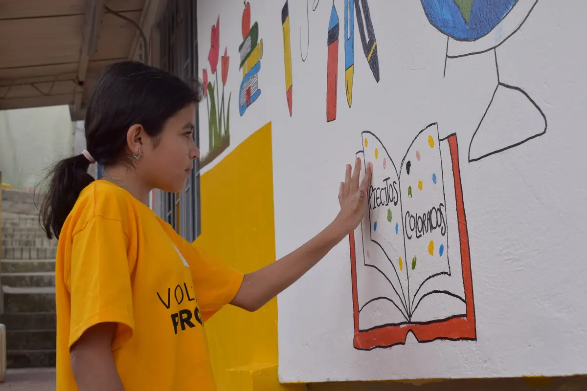 The Eugenio Díaz Castro School in Colombia prepares its classrooms for the start of a new school year