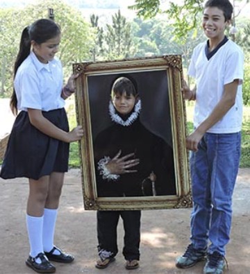Niños sujetando un cuadro
